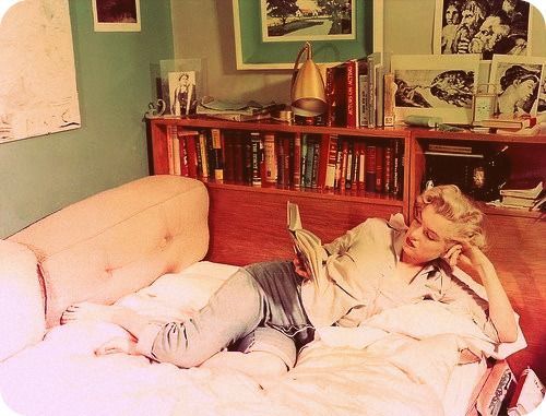 marilyn monroe reads to jeans